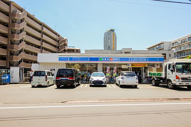 コンビニ 300m ローソン川口元郷一丁目店(新・企業スローガンは「マチのほっとステーション」。「圧倒的な美味しさ」「人への優しさ」「地球(マチ)への優しさ」の3つの約束で社会の課題に応えて…