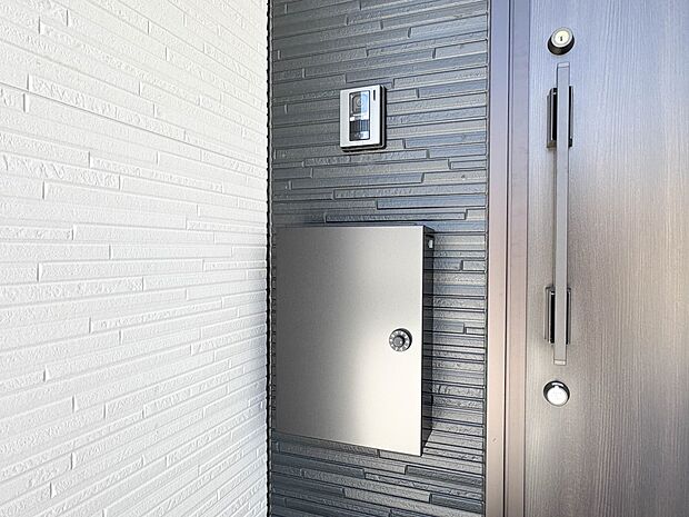 【TVモニター付インターホン】 来訪者の様子を室内TVモニターでチェック。対応したくないセールスを断りやすく、子どもに留守番をさせるときも安心。不在時の来訪者を録画でき、犯罪抑止効果も期待…