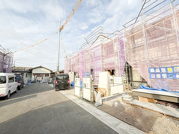 【外観】堂々たる趣ながら、主張し過ぎずどこか余裕を感じさせるシャープなフォルムで佇む邸宅は、晴天の空と照らし合わせる事で、本来あるべき完成形の姿を見せてくれます。