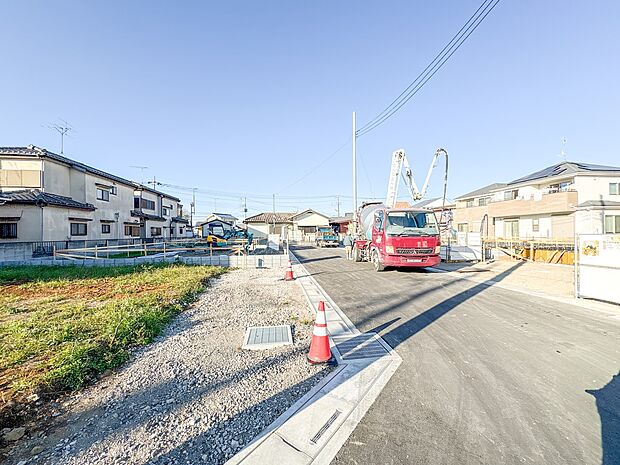 【外観】堂々たる趣ながら、主張し過ぎずどこか余裕を感じさせるシャープなフォルムで佇む邸宅は、晴天の空と照らし合わせる事で、本来あるべき完成形の姿を見せてくれます。