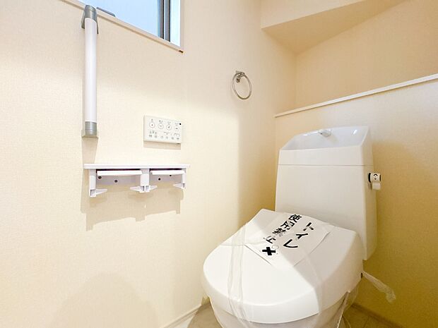 10号棟【トイレ】ウォシュレット付。快適で衛生的な洗浄機能付温水シャワートイレです。