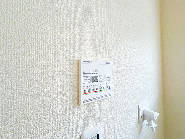 10号棟【浴室暖房乾燥機】 雨の日の部屋干しは乾きにくく、生乾きの臭いが気になります。浴室暖房乾燥機があればそんな心配はいりません。換気や暖房機能もあるのでカビの発生や寒い日のヒートショッ…