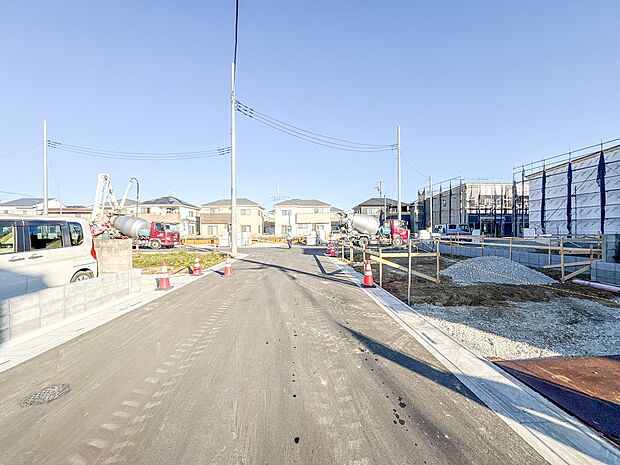 【外観】堂々たる趣ながら、主張し過ぎずどこか余裕を感じさせるシャープなフォルムで佇む邸宅は、晴天の空と照らし合わせる事で、本来あるべき完成形の姿を見せてくれます。