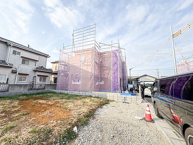 【外観】堂々たる趣ながら、主張し過ぎずどこか余裕を感じさせるシャープなフォルムで佇む邸宅は、晴天の空と照らし合わせる事で、本来あるべき完成形の姿を見せてくれます。