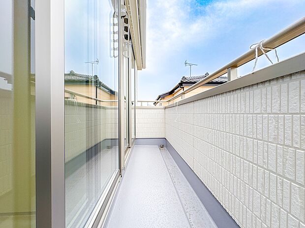 10号棟【バルコニー】バルコニーから差し込む陽光・通風は、住環境・快適性と共に有り続ける貴重な「財産」です。