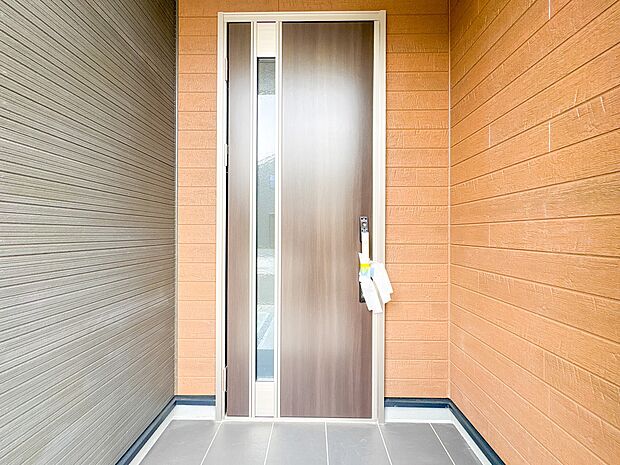 【玄関】家の顔となる玄関は、高いデザイン性が求められます。高級感と断熱性、防犯性に優れた玄関ドアを標準装備。ピッキング対策のセキュリティサムターン等、防犯に考慮しました。