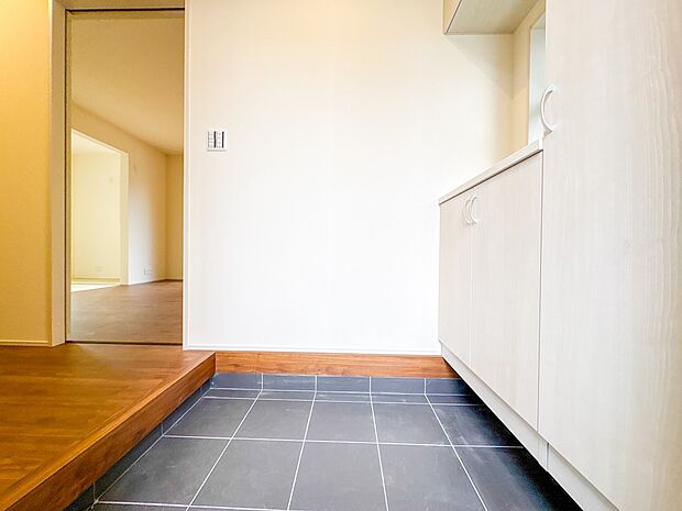 11号棟【玄関】大型のシューズボックスには靴やブーツ、サンダルはもちろん、ハンカチや手袋、バック類などのお出かけ用品、印鑑や朱肉なども収納可能です。