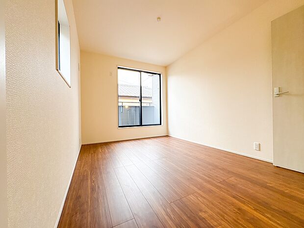 11号棟【子供部屋6帖】お子様のお部屋にぴったりなクロークを備えたフローリング仕様の洋室です。