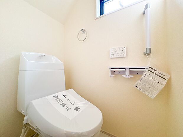 11号棟【トイレ】ウォシュレット付。快適で衛生的な洗浄機能付温水シャワートイレです。