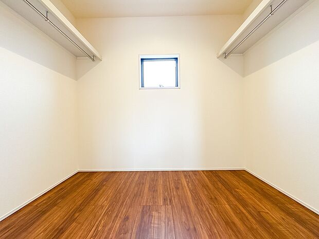 11号棟【WIC】WICのメリットの1つ目は、1箇所にまとめて収納が出来ること。2つ目は、衣替えが必要ないこと。3つ目は、扉が少なくなり室内がスッキリ見えること。