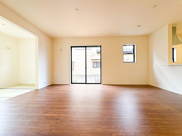 11号棟【LDK16帖】リビングにいるお子様と会話をしながら家事ができるカウンターキッチン。いま手があいているか、忙しそうなのか相手の様子を伺いながらコミュニケーションをとる訓練にもなります…