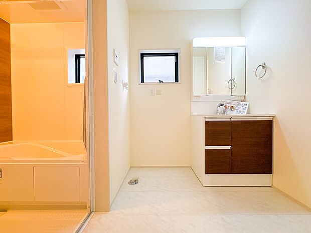 11号棟【脱衣場】脱衣所、洗面所は小さなプライベートスペース。歯磨き、洗顔と毎日施す個人空間。換気も設置して、熱気などを開放して、爽やかなスペースになるように設計されています。