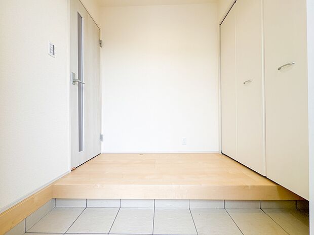 2号棟【玄関】大型のシューズボックスには靴やブーツ、サンダルはもちろん、ハンカチや手袋、バック類などのお出かけ用品、印鑑や朱肉なども収納可能です。