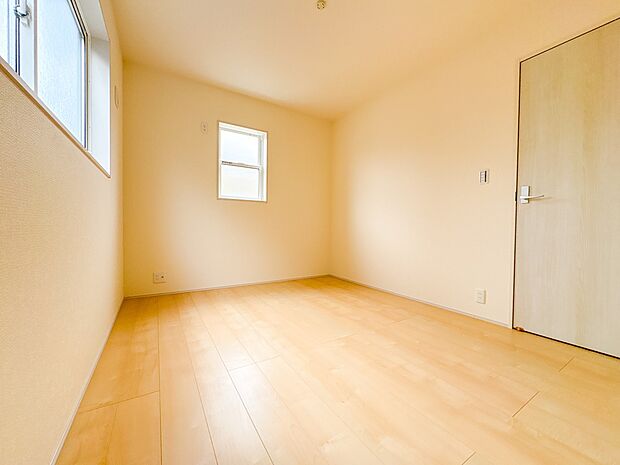 2号棟【子供部屋5.25帖】お子様のお部屋にぴったりなクロークを備えたフローリング仕様の洋室です。