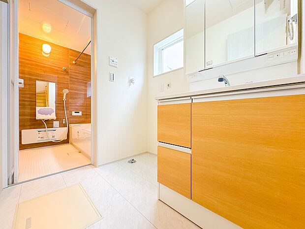 2号棟【脱衣場】脱衣所、洗面所は小さなプライベートスペース。歯磨き、洗顔と毎日施す個人空間。換気も設置して、熱気などを開放して、爽やかなスペースになるように設計されています。