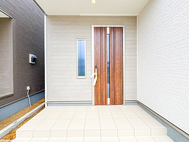 【玄関】家の顔となる玄関は、高いデザイン性が求められます。高級感と断熱性、防犯性に優れた玄関ドアを標準装備。ピッキング対策のセキュリティサムターン等、防犯に考慮しました。