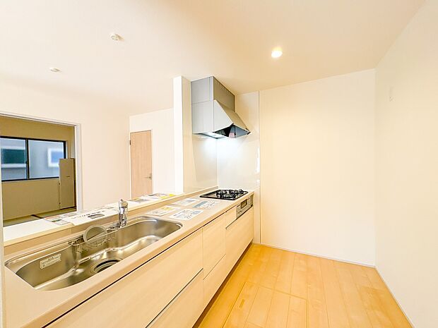 4号棟【LDK16.25帖】ナチュラルな自然光の中での調理。お洒落な食器類を余裕で収納できるスペース。動きやすい女性目線のキッチン動線。これからはお料理をつくる時間が劇的に変わります。