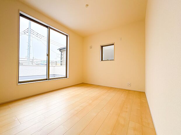 4号棟【子供部屋5.25帖】お子様のお部屋にぴったりなクロークを備えたフローリング仕様の洋室です。