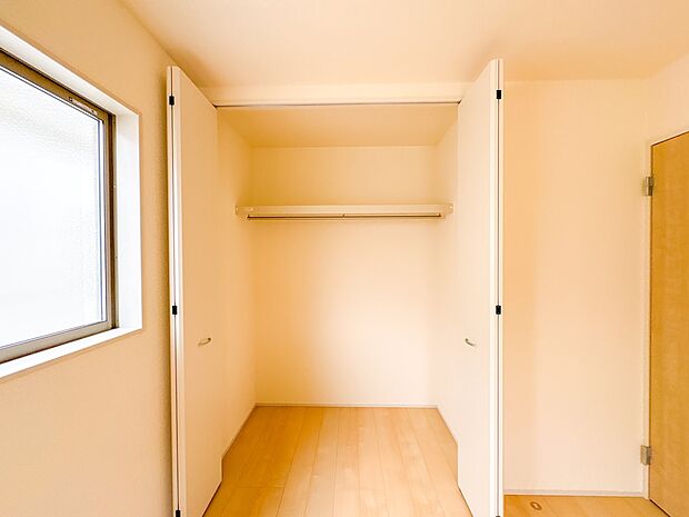 4号棟【WIC】WICのメリットの1つ目は、1箇所にまとめて収納が出来ること。2つ目は、衣替えが必要ないこと。3つ目は、扉が少なくなり室内がスッキリ見えること。