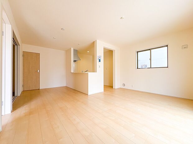 4号棟【LDK16.25帖】リビングにいるお子様と会話をしながら家事ができるカウンターキッチン。いま手があいているか、忙しそうなのか相手の様子を伺いながらコミュニケーションをとる訓練にもなり…