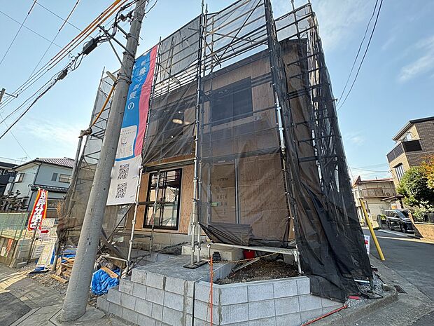 【前面道路4.2m】家の前をまっすぐの通りが走っている。クルマは少なく、人々は毎朝、ウォーキング、ジョギング、犬の散歩など、フリーな朝時間を過ごしている。