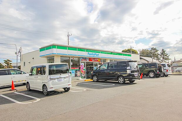 コンビニ 500m ファミリーマート(ファミリーマートの強さは、少量のお惣菜を売るファミデリカとドラッグストアと組んだコラボ。サラダを中心にしたヘルシー食材が充実のコンビニです。)