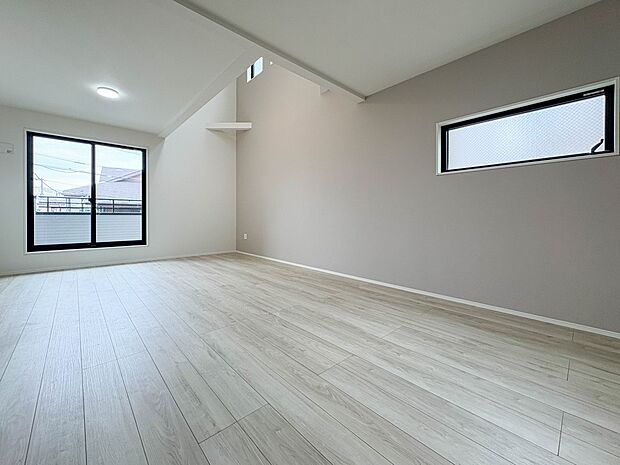 【LDK19.3帖】吹き抜けが明るさと空間を広く見せ、開放的な印象を与えます。