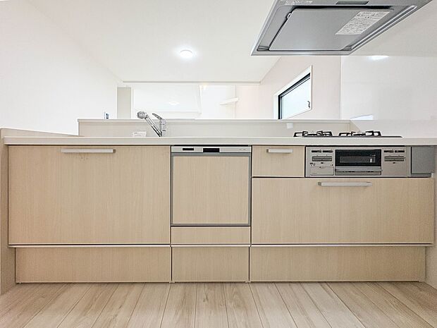 【キッチン】カウンターキッチンは広くて収納力もあるので、快適に料理をすることができます。食器や炊事用具を手の届くところに配置しやすいため調理もスピーディーですよ。