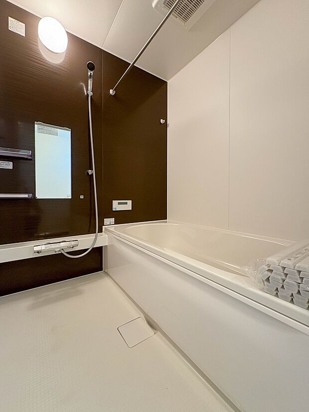 【浴室】 きっとあなたのバスタイムも単なる習慣から特別な時間に変わるはず。一日の汚れとともに疲れを洗い流し、眠りに就く前の大事なリラックスタイムを演出