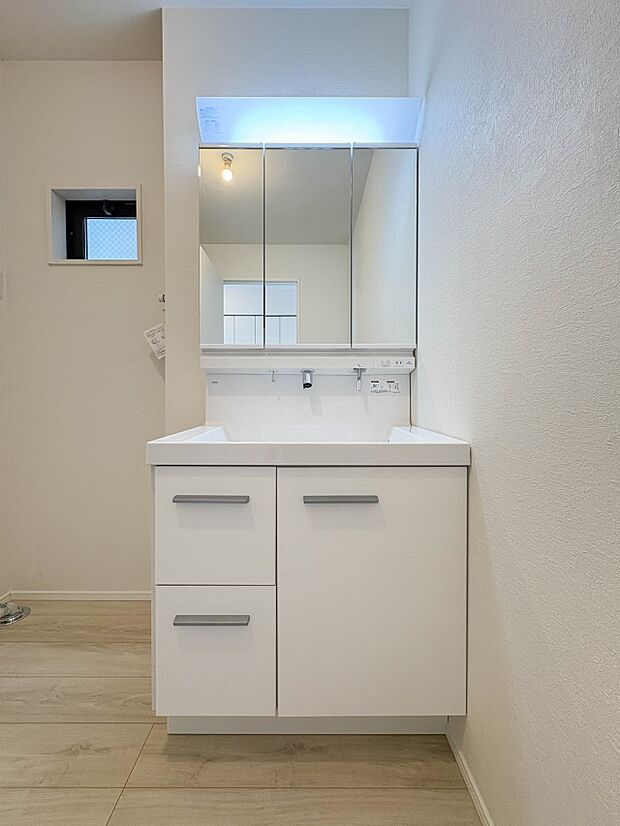 【三面鏡洗面化粧台】 ミラーを手前に引けば、楽な姿勢で髭剃りやメイクができます。合わせ鏡にすればヘアスタイルのチェックもラクラク。洗面化粧台のミラー裏にはたっぷり入る収納スペースを設けてい…