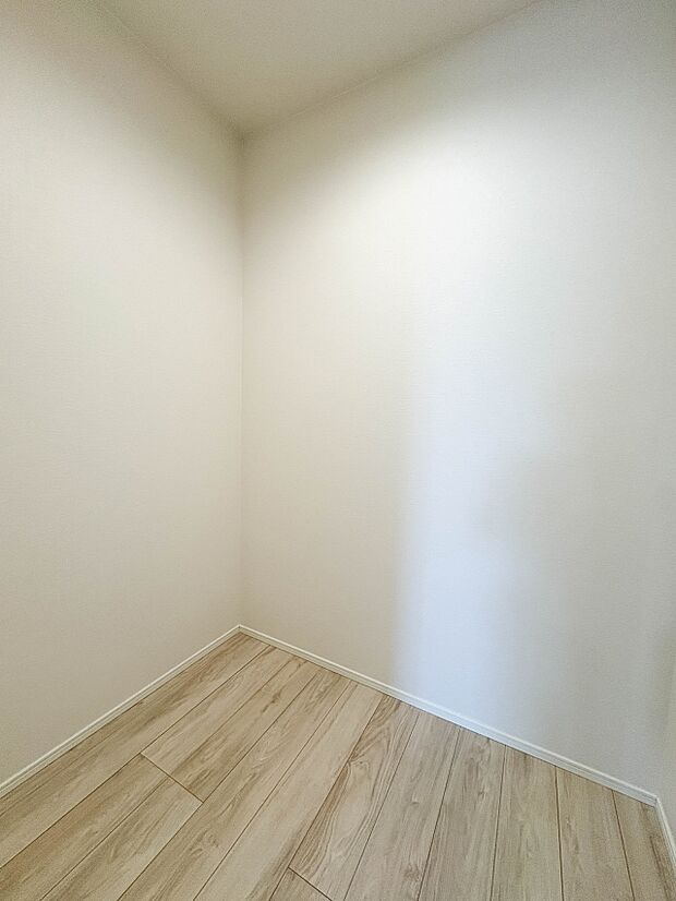 【WIC(ウォークインクローゼット)】 たくさんの洋服をかけてもシワになりにくいウォークインクローゼット。洋服以外にも、普段使わない家電やスーツケース、ストック品など何でも片付く嬉しい空間…