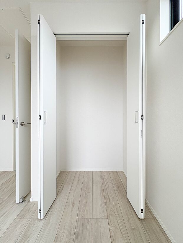 【CL(クローゼット)】 壁面クローゼットのメリットは、衣類が横一列に並ぶためひと目で洋服が選びやすいこと。衣類をたくさんお持ちの方も、限られたスペース内に無理なく収納することができます。…