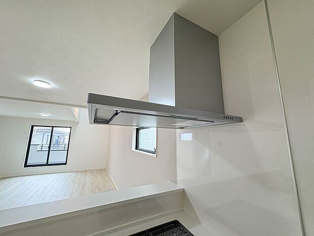 【レンジフード】調理の際に発生する汚れた空気(二酸化炭素、油煙、水蒸気、ニオイなど)を、ダクトを通して屋外に排出しています。