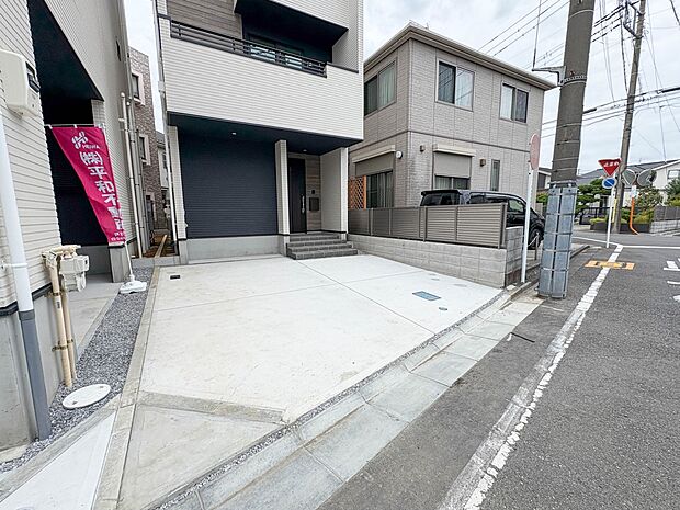 【駐車場】毎日の生活にマイカーが必須という方は、購入を検討する際、駐車場があることは大事な条件です。毎日の通勤や家族の送迎、買い物やお出かけなどクルマのある暮らしを満喫したい方は要チェック!…