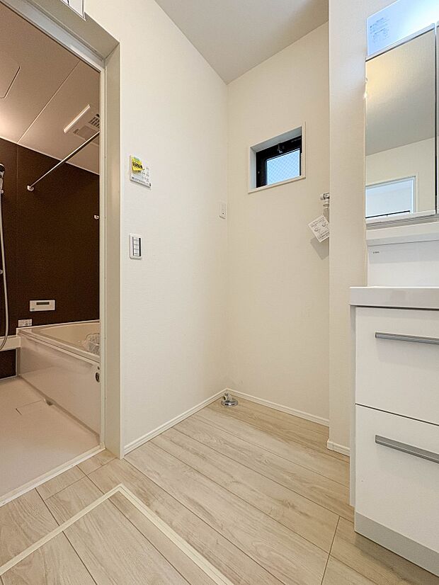 【洗濯機置き場】毎日使う洗濯機。しっかりと奥行きのある置き場が確保されています。