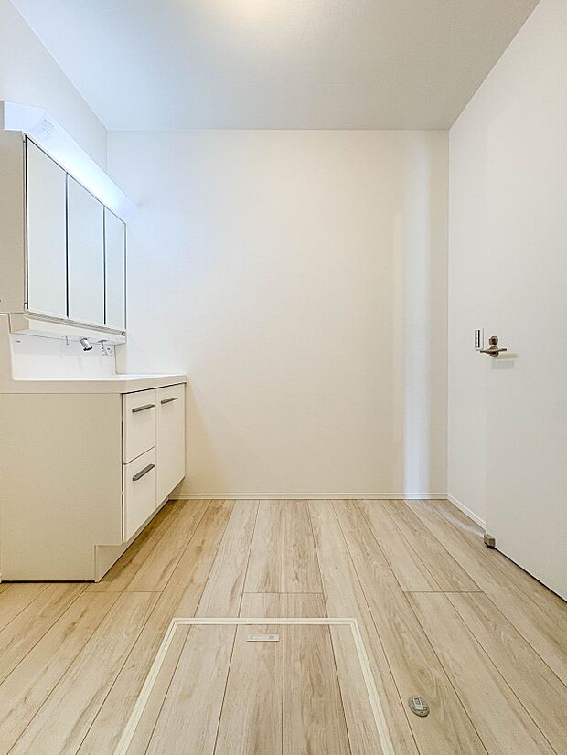 【脱衣所】脱衣所、洗面所は小さなプライベートスペース。歯磨き、洗顔と毎日施す個人空間。