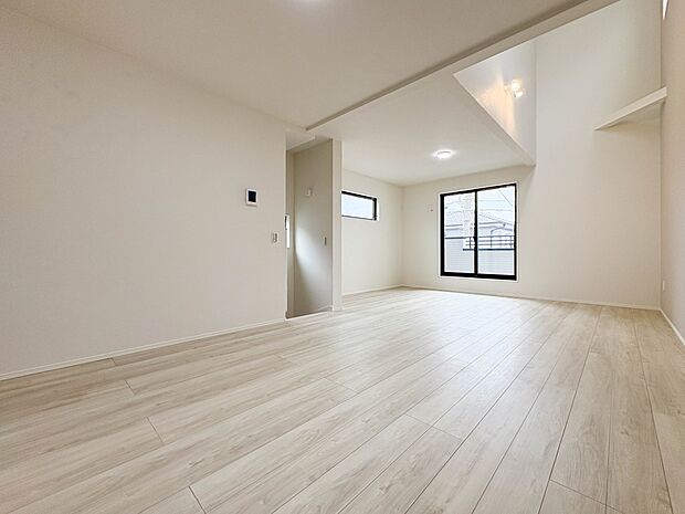 【LDK19.3帖】吹き抜けが明るさと空間を広く見せ、開放的な印象を与えます。