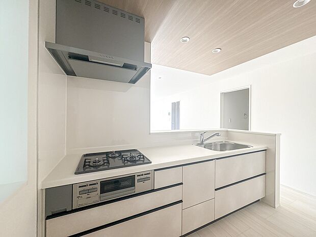 【LDK19.5帖】ナチュラルな自然光の中での調理。お洒落な食器類を余裕で収納できるスペース。動きやすい女性目線のキッチン動線。これからはお料理をつくる時間が劇的に変わります。