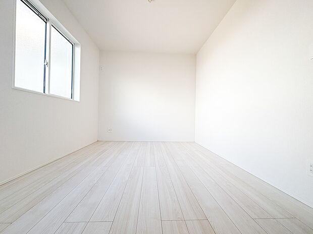 【子供部屋6帖】お子様のお部屋にぴったりなクロークを備えたフローリング仕様の洋室です。