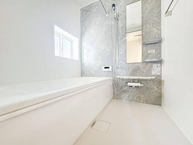 【浴室】 きっとあなたのバスタイムも単なる習慣から特別な時間に変わるはず。一日の汚れとともに疲れを洗い流し、眠りに就く前の大事なリラックスタイムを演出