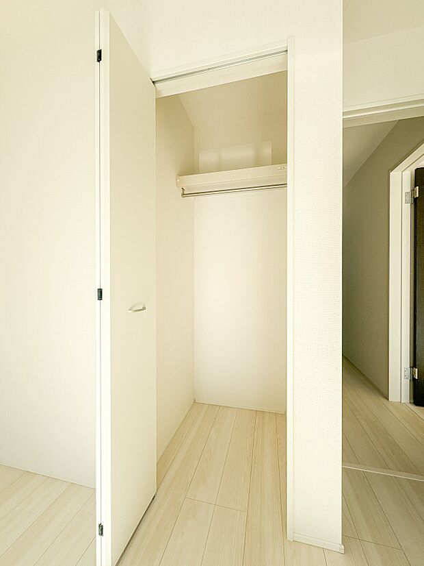 【収納】各所に配置された収納スペースは、洋服や小物はもちろんのこと、掃除機や日用予備品・お子様のおもちゃなど様々な物を収納して頂ける便利なスペースです。