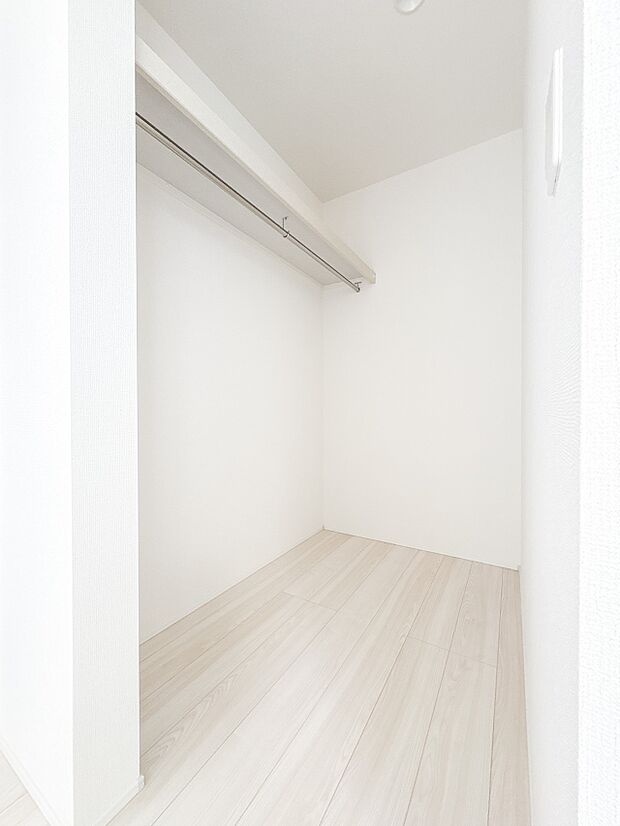 【WIC】WICのメリットの1つ目は、1箇所にまとめて収納が出来ること。2つ目は、衣替えが必要ないこと。3つ目は、扉が少なくなり室内がスッキリ見えること。
