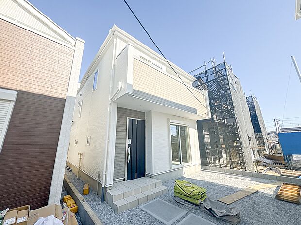 【外観】ここから始まる「日常」はご家族にとってかけがえのない時間となります。少しでも豊かに、快適に。そんな想いから本邸宅は生まれました。