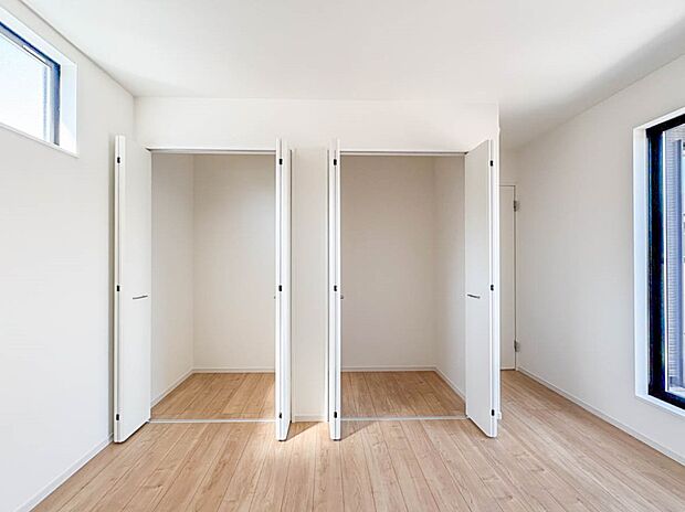 4号棟【収納 寝室6.5帖】各部屋を最大限に広く使って頂ける様、全居住スペースに収納付。プライベートルームはゆったりと快適に。