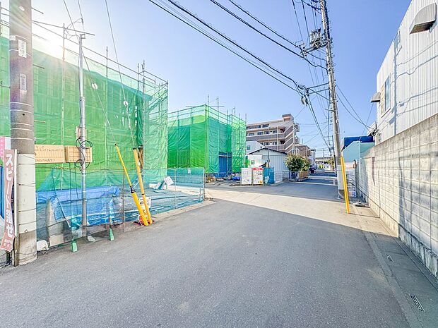 【前面道路約5M】家の前をまっすぐの通りが走っている。クルマは少なく、人々は毎朝、ウォーキング、ジョギング、犬の散歩など、フリーな朝時間を過ごしている。