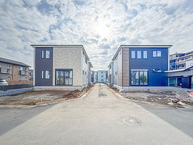 4号棟【外観】堂々たる趣ながら、主張し過ぎずどこか余裕を感じさせるシャープなフォルムで佇む邸宅は、晴天の空と照らし合わせる事で、本来あるべき完成形の姿を見せてくれます。