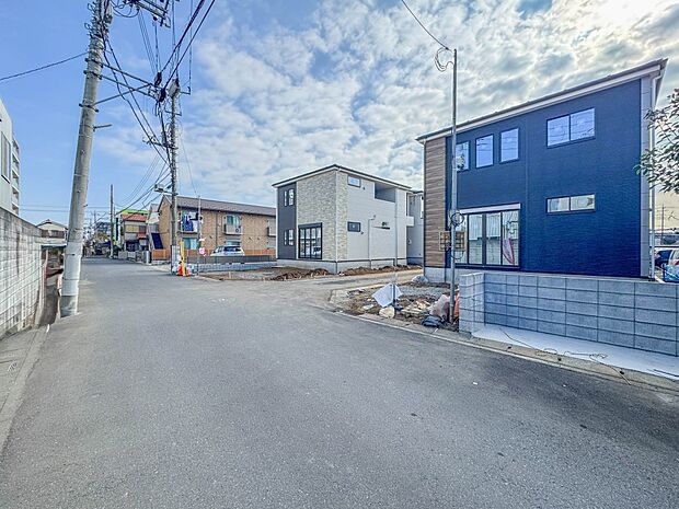 4号棟【前面道路約5M】家の前をまっすぐの通りが走っている。クルマは少なく、人々は毎朝、ウォーキング、ジョギング、犬の散歩など、フリーな朝時間を過ごしている。