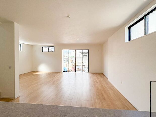 4号棟【LDK22.3帖】ダイニングテーブルを置いても十分な広さが確保されています。