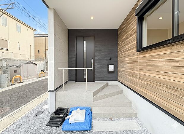 【玄関】玄関はおうちの顔と言われます。玄関アプローチは、外観デザインの印象を左右します。ご家族の個性を出しながら、素敵な玄関でお客様をお迎えしてください。