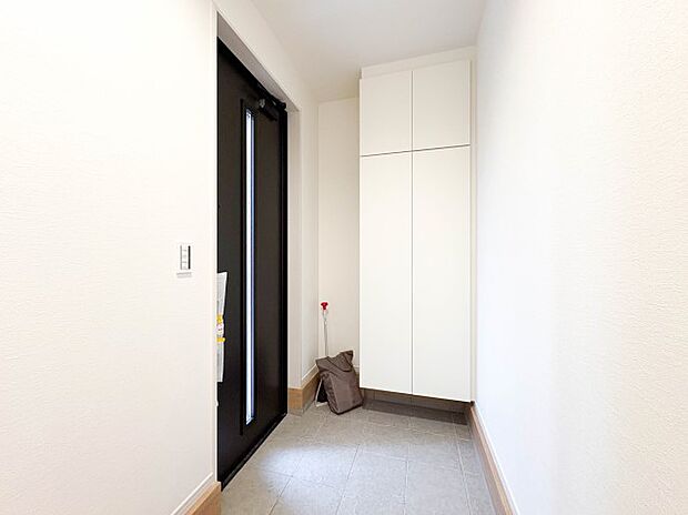 【玄関】スタイリッシュかつ品のある玄関。晴れの日も、雨の日も、風の日も、ご家族やお客さまを安心して迎えます。